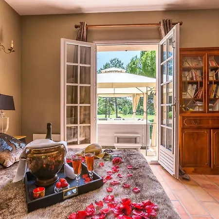 Apartmanhotel Spa & Jacuzzi- Le Domaine De La Tour 5*